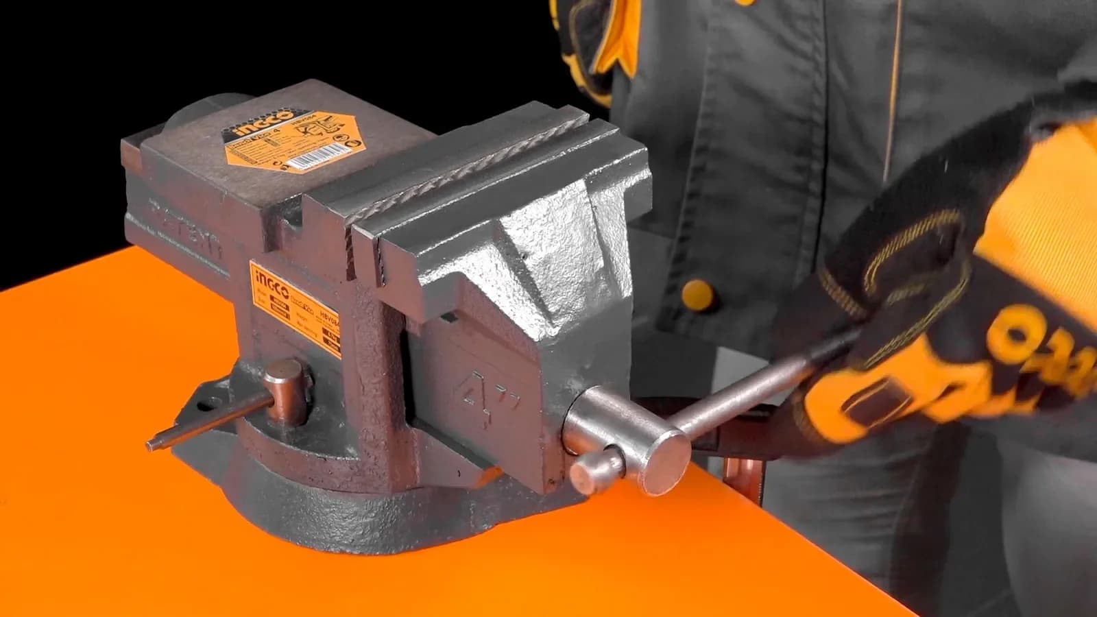Тиски слесарные HBV084 INGCO, коробка INDUSTRIAL
