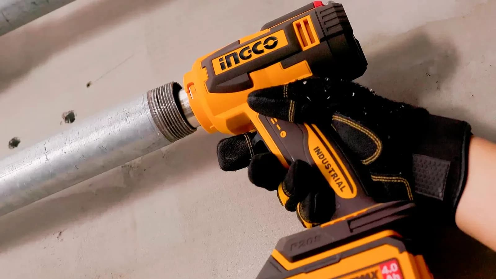 Фен технический HGLI20035 акк., 300/550°C, жк экран, P20S(20В) INGCO, 1хАКБ 5Ач и ЗУ 2А
